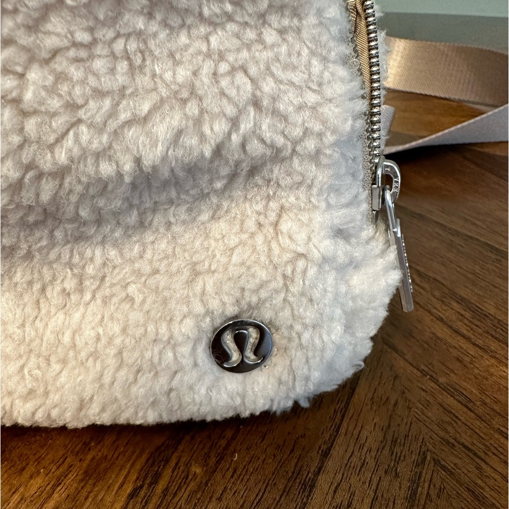 NWT Lululemon Everywhere Belt Bag Fleece 1L Ivory/Trench - Picture 4 of 11